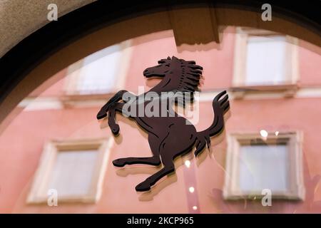 Le logo Ferrari est visible dans le magasin de la galerie Vittorio Emanuele II à Milan, Italie sur 6 octobre 2021. (Photo de Jakub Porzycki/NurPhoto) Banque D'Images