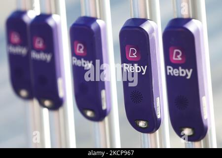 Les logos Reby sont visibles sur les scooters électriques à Monza, en Italie, sur 5 octobre 2021. (Photo de Jakub Porzycki/NurPhoto) Banque D'Images