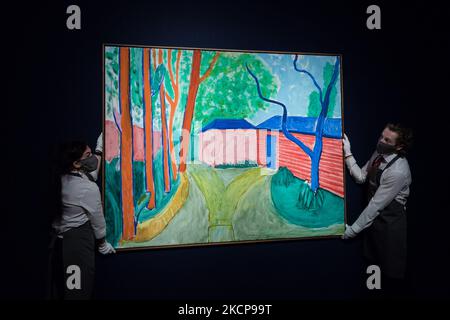 LONDRES, ROYAUME-UNI - 08 OCTOBRE 2021 : les membres du personnel tiennent un tableau de David Hockney (n. 1937) 'Guest House Garden', 2000, estimation: £ 5 000 000 - 7 000 000 pendant un aperçu de presse du 20th/21st Century: Vente en soirée à la maison de vente aux enchères Christie sur 08 octobre 2021 à Londres, Angleterre. (Photo de Wiktor Szymanowicz/NurPhoto) Banque D'Images
