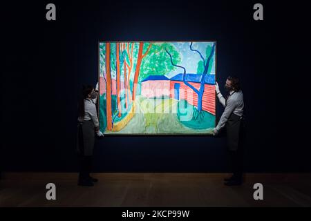 LONDRES, ROYAUME-UNI - 08 OCTOBRE 2021 : les membres du personnel tiennent un tableau de David Hockney (n. 1937) 'Guest House Garden', 2000, estimation: £ 5 000 000 - 7 000 000 pendant un aperçu de presse du 20th/21st Century: Vente en soirée à la maison de vente aux enchères Christie sur 08 octobre 2021 à Londres, Angleterre. (Photo de Wiktor Szymanowicz/NurPhoto) Banque D'Images