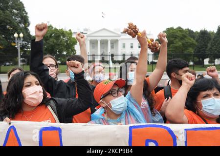 Les manifestants de United We Dreams envoient une lettre à Mme Pelosi et au président américain Joe Biden et tiennent un rassemblement exigeant la citoyenneté pour tous, aujourd'hui sur 06 octobre 2021 à Lafayette Park/Maison Blanche à Washington DC, États-Unis. (Photo de Lénine Nolly/NurPhoto) Banque D'Images