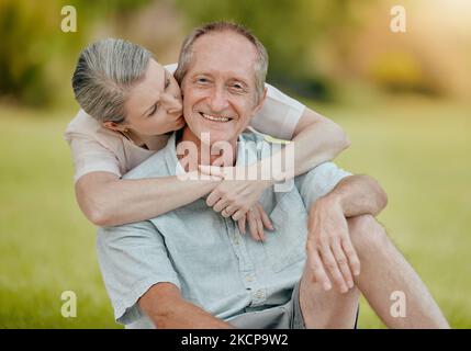 Couple senior, parc et baiser pour l'amour, l'affection et les soins dehors dans un jardin en été. Mature, retraité mari et femme de liaison et d'être aimant Banque D'Images