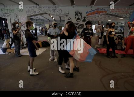 Les membres de la Tianguis Disidente, située dans la Glorieta de los Insurgentes, Mexico, ont organisé une manifestation pacifique à travers la danse connue sous le nom de Vogue ou Voguing, après avoir été victimes de violences homophobes et transphobes les 23 septembre et 5 octobre par des vendeurs de rue dans la région. (Photo de Gerardo Vieyra/NurPhoto) Banque D'Images