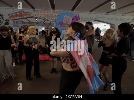 Les membres de la Tianguis Disidente, située dans la Glorieta de los Insurgentes, Mexico, ont organisé une manifestation pacifique à travers la danse connue sous le nom de Vogue ou Voguing, après avoir été victimes de violences homophobes et transphobes les 23 septembre et 5 octobre par des vendeurs de rue dans la région. (Photo de Gerardo Vieyra/NurPhoto) Banque D'Images