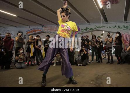 Les membres de la Tianguis Disidente, située dans la Glorieta de los Insurgentes, à Mexico, ont organisé une manifestation pacifique à travers la danse connue sous le nom de Vogue ou Voguing, après avoir été victimes de violences homophobes et transphobes les 23 septembre et 5 octobre par des vendeurs de rue dans la région. (Photo de Gerardo Vieyra/NurPhoto) Banque D'Images