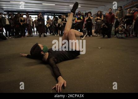 Les membres de la Tianguis Disidente, située dans la Glorieta de los Insurgentes, à Mexico, ont organisé une manifestation pacifique à travers la danse connue sous le nom de Vogue ou Voguing, après avoir été victimes de violences homophobes et transphobes les 23 septembre et 5 octobre par des vendeurs de rue dans la région. (Photo de Gerardo Vieyra/NurPhoto) Banque D'Images