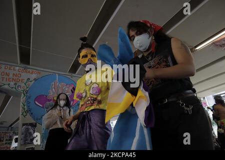 Les membres de la Tianguis Disidente, située dans la Glorieta de los Insurgentes, Mexico, ont organisé une manifestation pacifique à travers la danse connue sous le nom de Vogue ou Voguing, après avoir été victimes de violences homophobes et transphobes les 23 septembre et 5 octobre par des vendeurs de rue dans la région. (Photo de Gerardo Vieyra/NurPhoto) Banque D'Images