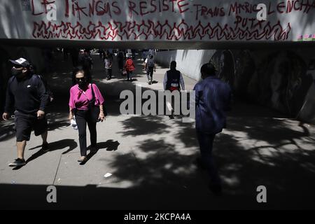 Vue de la Tianguis Disidente situé dans la Glorieta de los Insurgentes, Mexico, où ses membres ont organisé une protestation pacifique par la danse connue sous le nom de Vogue ou Voguing, après avoir été victimes de violences homophobes et transphobes les 23 septembre et 5 octobre par des vendeurs de rue dans la région. (Photo de Gerardo Vieyra/NurPhoto) Banque D'Images