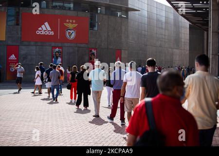 Un grand groupe de personnes attendant de voter pour le nouveau Président du Sport Lisboa e Benfica , sur 9 octobre 2021, au stade Luz à Lisbonne, Portugal. Les élections pour le nouveau Président du Sport Lisboa e Benfica ont lieu aujourd'hui. L'ancien joueur Rui Costa est le principal candidat et est en concurrence avec Francisco Benitez. (Photo de Nuno Cruz/NurPhoto) Banque D'Images