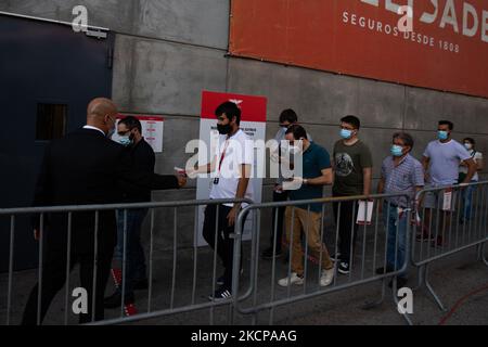 Un grand groupe de personnes attendant de voter pour le nouveau Président du Sport Lisboa e Benfica , sur 9 octobre 2021, au stade Luz à Lisbonne, Portugal. Les élections pour le nouveau Président du Sport Lisboa e Benfica ont lieu aujourd'hui. L'ancien joueur Rui Costa est le principal candidat et est en concurrence avec Francisco Benitez. (Photo de Nuno Cruz/NurPhoto) Banque D'Images