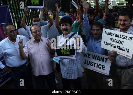 Les Hindous du Cachemire, connus sous le nom de Pandits, criaient des slogans lors d'une protestation contre les récents meurtres de civils ciblés par des militants dans le Cachemire administré par l'Inde, à New Delhi, en Inde, sur 9 octobre 2021. (Photo de Mayank Makhija/NurPhoto) Banque D'Images