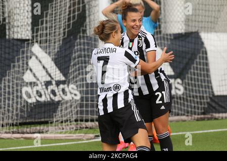 Arianna Caruso (Juventus Women) et Valentina Cernoia (Juventus Women) célèbrent le but lors du match de football italien Serie A Women Juventus FC vs Napoli Femminile sur 09 octobre 2021 au centre de formation de Juventus à Turin, Italie (photo de Claudio Benedetto/LiveMedia/NurPhoto) Banque D'Images