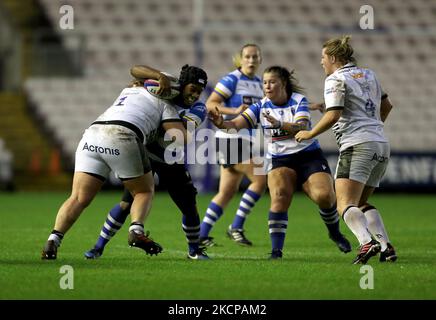 Tiana Gordon de Darlington Mowden Park Sharks et CATIE Benson of sale Sharks Women lors du match FÉMININ ALLIANZ PREMIER 15S entre le DMP Durham Sharks et le sale Sharks à la Northern Echo Arena, Darlington, le samedi 9th octobre 2021. (Photo de Chris Booth/MI News/NurPhoto) Banque D'Images