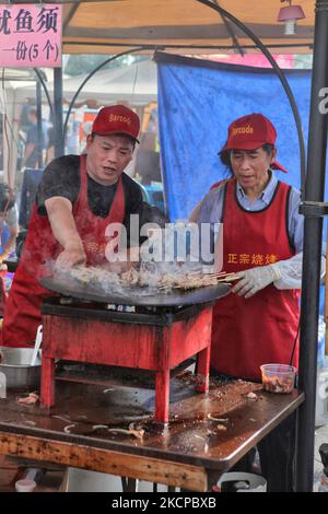 Des cuisiniers chinois préparent des brochettes de viande lors du festival Taste of Asia à Markham, Ontario, Canada. (Photo de Creative Touch Imaging Ltd./NurPhoto) Banque D'Images