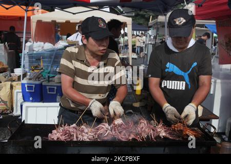 Des cuisiniers chinois préparent un calmar sur un bâton lors du festival Taste of Asia à Markham, Ontario, Canada. (Photo de Creative Touch Imaging Ltd./NurPhoto) Banque D'Images