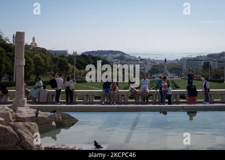 Les touristes regardent la vue sur le parc Eduardo VII à Lisbonne, Portugal sur 10 octobre 2021. (Photo de Nikolas Kokovovlis/NurPhoto) Banque D'Images