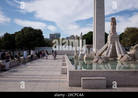 Les touristes regardent la vue sur le parc Eduardo VII à Lisbonne, Portugal sur 10 octobre 2021. (Photo de Nikolas Kokovovlis/NurPhoto) Banque D'Images