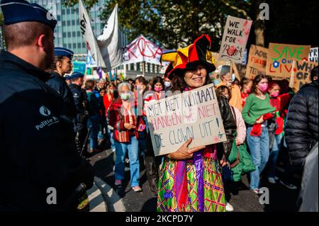 La police belge était présente lorsque les manifestants se sont promenés dans les bâtiments européens, lors de la manifestation Retour au climat, organisée à Bruxelles, sur 10 octobre 2021. (Photo par Romy Arroyo Fernandez/NurPhoto) Banque D'Images