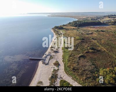 Vue aérienne de la côte et de la plage du golfe de Gdansk (mer Baltique) à Oslonino, Pologne, le 9 octobre 2021 (photo de Michal Fludra/NurPhoto) Banque D'Images