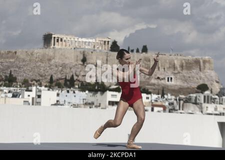 Le Ballet national grec de l'Opéra présente MicroDances à trois sites emblématiques d'Athènes les 9 et 10 octobre. A cinq heures de marche du Musée de l'Acropole au Musée national d'art contemporain d'Athènes (EMST) et au Centre culturel de la Fondation Stavros Niarchos (SNFCC). MicroDances est tenue dans le cadre du projet une ville idéale, qui vise à rechercher et explorer les possibilités de la danse comme un art public qui est enraciné dans le réseau urbain de trois villes: Athènes, Reggio Emilia et Bruxelles. À Athènes sur 10 octobre 2021 (photo de Panayotis Tzamaros/NurPhoto) Banque D'Images