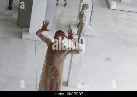 Le Ballet national grec de l'Opéra présente MicroDances à trois sites emblématiques d'Athènes les 9 et 10 octobre. A cinq heures de marche du Musée de l'Acropole au Musée national d'art contemporain d'Athènes (EMST) et au Centre culturel de la Fondation Stavros Niarchos (SNFCC). MicroDances est tenue dans le cadre du projet une ville idéale, qui vise à rechercher et explorer les possibilités de la danse comme un art public qui est enraciné dans le réseau urbain de trois villes: Athènes, Reggio Emilia et Bruxelles. À Athènes sur 10 octobre 2021 (photo de Panayotis Tzamaros/NurPhoto) Banque D'Images