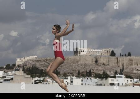 Le Ballet national grec de l'Opéra présente MicroDances à trois sites emblématiques d'Athènes les 9 et 10 octobre. A cinq heures de marche du Musée de l'Acropole au Musée national d'art contemporain d'Athènes (EMST) et au Centre culturel de la Fondation Stavros Niarchos (SNFCC). MicroDances est tenue dans le cadre du projet une ville idéale, qui vise à rechercher et explorer les possibilités de la danse comme un art public qui est enraciné dans le réseau urbain de trois villes: Athènes, Reggio Emilia et Bruxelles. À Athènes sur 10 octobre 2021 (photo de Panayotis Tzamaros/NurPhoto) Banque D'Images