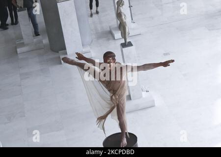 Le Ballet national grec de l'Opéra présente MicroDances à trois sites emblématiques d'Athènes les 9 et 10 octobre. A cinq heures de marche du Musée de l'Acropole au Musée national d'art contemporain d'Athènes (EMST) et au Centre culturel de la Fondation Stavros Niarchos (SNFCC). MicroDances est tenue dans le cadre du projet une ville idéale, qui vise à rechercher et explorer les possibilités de la danse comme un art public qui est enraciné dans le réseau urbain de trois villes: Athènes, Reggio Emilia et Bruxelles. À Athènes sur 10 octobre 2021 (photo de Panayotis Tzamaros/NurPhoto) Banque D'Images