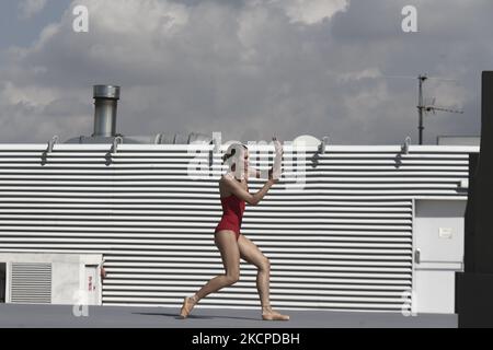 Le Ballet national grec de l'Opéra présente MicroDances à trois sites emblématiques d'Athènes les 9 et 10 octobre. A cinq heures de marche du Musée de l'Acropole au Musée national d'art contemporain d'Athènes (EMST) et au Centre culturel de la Fondation Stavros Niarchos (SNFCC). MicroDances est tenue dans le cadre du projet une ville idéale, qui vise à rechercher et explorer les possibilités de la danse comme un art public qui est enraciné dans le réseau urbain de trois villes: Athènes, Reggio Emilia et Bruxelles. À Athènes sur 10 octobre 2021 (photo de Panayotis Tzamaros/NurPhoto) Banque D'Images