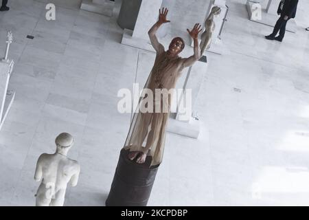 Le Ballet national grec de l'Opéra présente MicroDances à trois sites emblématiques d'Athènes les 9 et 10 octobre. A cinq heures de marche du Musée de l'Acropole au Musée national d'art contemporain d'Athènes (EMST) et au Centre culturel de la Fondation Stavros Niarchos (SNFCC). MicroDances est tenue dans le cadre du projet une ville idéale, qui vise à rechercher et explorer les possibilités de la danse comme un art public qui est enraciné dans le réseau urbain de trois villes: Athènes, Reggio Emilia et Bruxelles. À Athènes sur 10 octobre 2021 (photo de Panayotis Tzamaros/NurPhoto) Banque D'Images