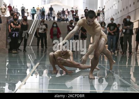 Le Ballet national grec de l'Opéra présente MicroDances à trois sites emblématiques d'Athènes les 9 et 10 octobre. A cinq heures de marche du Musée de l'Acropole au Musée national d'art contemporain d'Athènes (EMST) et au Centre culturel de la Fondation Stavros Niarchos (SNFCC). MicroDances est tenue dans le cadre du projet une ville idéale, qui vise à rechercher et explorer les possibilités de la danse comme un art public qui est enraciné dans le réseau urbain de trois villes: Athènes, Reggio Emilia et Bruxelles. À Athènes sur 10 octobre 2021 (photo de Panayotis Tzamaros/NurPhoto) Banque D'Images