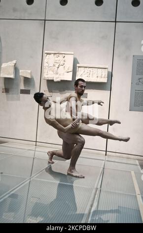 Le Ballet national grec de l'Opéra présente MicroDances à trois sites emblématiques d'Athènes les 9 et 10 octobre. A cinq heures de marche du Musée de l'Acropole au Musée national d'art contemporain d'Athènes (EMST) et au Centre culturel de la Fondation Stavros Niarchos (SNFCC). MicroDances est tenue dans le cadre du projet une ville idéale, qui vise à rechercher et explorer les possibilités de la danse comme un art public qui est enraciné dans le réseau urbain de trois villes: Athènes, Reggio Emilia et Bruxelles. À Athènes sur 10 octobre 2021 (photo de Panayotis Tzamaros/NurPhoto) Banque D'Images