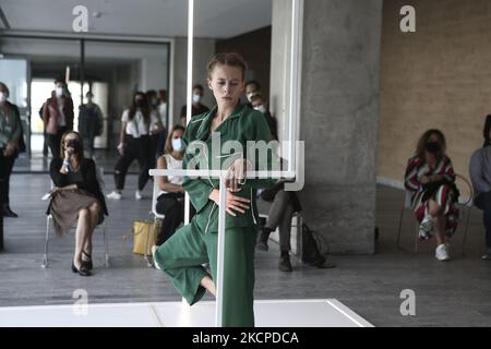 Le Ballet national grec de l'Opéra présente MicroDances à trois sites emblématiques d'Athènes les 9 et 10 octobre. A cinq heures de marche du Musée de l'Acropole au Musée national d'art contemporain d'Athènes (EMST) et au Centre culturel de la Fondation Stavros Niarchos (SNFCC). MicroDances est tenue dans le cadre du projet une ville idéale, qui vise à rechercher et explorer les possibilités de la danse comme un art public qui est enraciné dans le réseau urbain de trois villes: Athènes, Reggio Emilia et Bruxelles. À Athènes sur 10 octobre 2021 (photo de Panayotis Tzamaros/NurPhoto) Banque D'Images