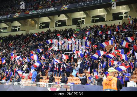 Les fans assistent à la finale 2021 de l'UEFA Nations League entre l'Espagne et la France au stade Giuseppe Meazza, Milan, Italie sur 10 octobre 2021 (photo de Fabrizio Carabelli/LiveMedia/NurPhoto) Banque D'Images