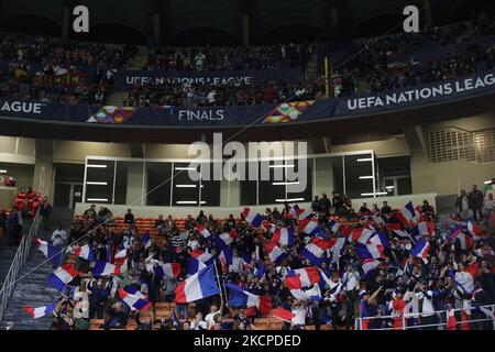 Les fans assistent à la finale 2021 de l'UEFA Nations League entre l'Espagne et la France au stade Giuseppe Meazza, Milan, Italie sur 10 octobre 2021 (photo de Fabrizio Carabelli/LiveMedia/NurPhoto) Banque D'Images