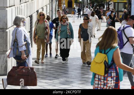 Les personnes avec et sans masque facial en raison de la pandémie de coronavirus marchent dans la rue pendant le Pilar et le long week-end de la Journée nationale à Grenade, Espagne sur 11 octobre 2021. Les habitants de la région apprécient le bon temps pour manger ou marcher dans les rues de Grenade, car de nombreux touristes viennent visiter la ville pendant ces festivités. (Photo par Ãlex Cámara/NurPhoto) Banque D'Images