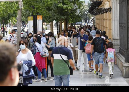 Les personnes avec et sans masque facial en raison de la pandémie de coronavirus marchent dans la rue pendant le Pilar et le long week-end de la Journée nationale à Grenade, Espagne sur 11 octobre 2021. Les habitants de la région apprécient le bon temps pour manger ou marcher dans les rues de Grenade, car de nombreux touristes viennent visiter la ville pendant ces festivités. (Photo par Ãlex Cámara/NurPhoto) Banque D'Images