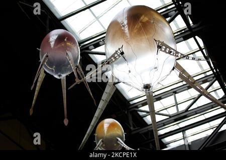 Des « aérobies » propulsés par rotor et remplis d'hélium, formant l'artiste Anicka Yi « amoureux du monde » flottent autour du hall turbine de la galerie d'art moderne Tate lors du dévoilement de l'œuvre, la dernière de la série de la Commission Hyundai, à Londres, en Angleterre, sur 11 octobre 2021. Les machines flottantes sont destinées à « inciter les spectateurs à réfléchir à de nouvelles façons dont les machines pourraient habiter le monde » et à former la sixième commission Hyundai des œuvres annuelles créées par des artistes spécialement pour le turbine Hall. L'installation sera exécutée jusqu'à 16 janvier l'année prochaine. (Photo de David Cliff/NurPhoto) Banque D'Images