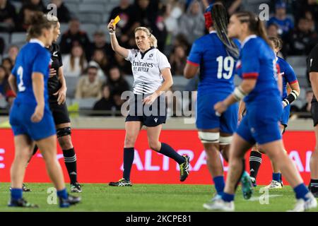 Joy Neville, arbitre irlandais, remet une carte jaune au Safi n'Diaye de France lors du match de demi-finale de la coupe du monde de rugby féminin à Eden Park, Auckland. Date de la photo: Samedi 5 novembre 2022. Banque D'Images