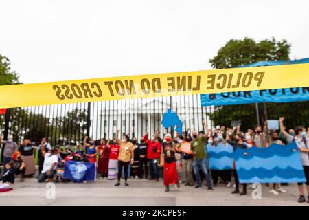 Des militants et des alliés autochtones américains attendent leur arrestation pour avoir protesté sur le trottoir devant la Maison Blanche contre l'utilisation continue des combustibles fossiles lors de la Journée des peuples autochtones, le premier jour d'une semaine d'action organisée par People vs. Fossil Fuels. Les manifestants ont deux exigences majeures de l'Administration Biden : cesser d'approuver des projets d'infrastructure de combustibles fossiles et mener une transformation des énergies renouvelables. (Photo d'Allison Bailey/NurPhoto) Banque D'Images