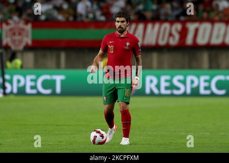 Ruben Neves, milieu de terrain portugais, en action pendant la coupe du monde de la FIFA, Qatar 2022, groupe de qualification Un match de football entre le Portugal et le Luxembourg, au stade de l'Algarve à Faro, Portugal, sur 12 octobre 2021. (Photo par Pedro Fiúza/NurPhoto) Banque D'Images