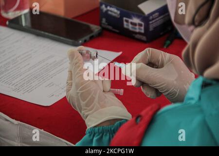 Un agent de santé prépare une dose du vaccin anticovid-19 de Sinovac sur 13 octobre 2021 à Bandung, Java-Ouest, Indonésie. Le ministre indonésien de la Santé, Budi Gunadi Sadikin, a déclaré que le nombre de vaccins Covid-19 en Indonésie était classé 5th dans le monde. Actuellement, 94 millions de personnes en Indonésie ont reçu la première dose du vaccin. Le gouvernement indonésien poursuit l'objectif que, jusqu'à la fin de 2021, 70 pour cent des Indonésiens doivent avoir été vaccinés. (Photo par Algi Febri Sugita/NurPhoto) Banque D'Images