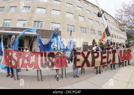 Une bannière, intitulée « respectez-nous, ou attendez-vous à nous », est exposée par des militants autochtones et alliés devant le bâtiment du corps d’ingénieurs de l’armée dans le centre-ville de Washington, D.C., sur 12 octobre 2021. Les militants ont présenté des pétitions portant plus de 2 millions de signatures au corps, appelant à la fin de l'expansion du pipeline de la ligne 3. Le pipeline, qui va de Harditsy, en Alberta, en Californie, à Superior, EN WI, a déversé des milliers de gallons de pétrole au cours des 20 dernières années. Les oléoducs qui sillonnent les terres autochtones ont également empoisonné les sources d'eau et les champs de riz sauvage. (Photo de Zach Brien/NurPhoto) Banque D'Images