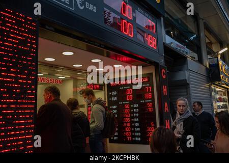 La Turquie face à la crise de la monnaie des bureaux de change à Istanbul ont été vus sur 13 octobre 2021. Depuis la réouverture des marchés, lundi, les gens se sont afflués vers les bureaux de change pour vendre des devises étrangères. Depuis 13 octobre, le taux actuel est de 9,07 USD/TRY, et le taux d'EUR/TRY est de 10,50. (Photo par Erhan Demirtas/NurPhoto) Banque D'Images