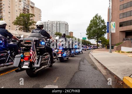 Des dizaines d'agents de moto escortent des familles de policiers qui ont été tués dans l'exercice de leurs fonctions pendant le week-end de la police. L'événement annuel est organisé par le Mémorial et le Musée national de l'application de la loi. (Photo d'Allison Bailey/NurPhoto) Banque D'Images