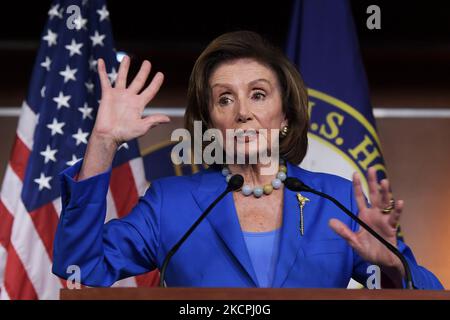 La conférencière de la Chambre Nancy Pelosi(D-CA) parle du plafond de la dette et des billets de filet de sécurité sociale lors de sa conférence de presse hebdomadaire d'aujourd'hui sur 12 octobre 2021 à HVC/Capitol Hill à Washington DC, Etats-Unis. (Photo de Lénine Nolly/NurPhoto) Banque D'Images