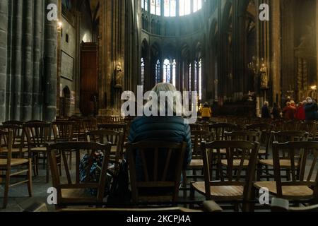 Une femme prie à l'intérieur de la cathédrale, à Clermont-Ferrand, en France, sur 12 octobre 2021. (Photo par Adrien Fillon/NurPhoto) Banque D'Images