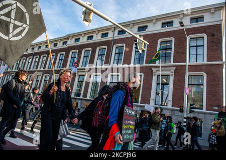 Extinction les militants de la rébellion entourent la construction de l'ambassade du Brésil pour montrer leur soutien à l'Amazonie, lors du cortège funéraire de la rébellion à la mémoire des victimes du changement climatique, qui s'est tenu à la Haye, sur 14 octobre 2021. (Photo par Romy Arroyo Fernandez/NurPhoto) Banque D'Images