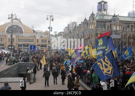 Les Ukrainiens participent à un rassemblement consacré à la Journée du défenseur de l'Ukraine et à la Journée de la création de l'Armée insurrectionnelle ukrainienne dans le centre de Kiev, en Ukraine, le 14 octobre 2021. Des milliers de participants, y compris des vétérans du conflit de guerre dans les régions orientales de l'Ukraine et des militants de différents partis nationalistes, ont défilé au centre de la capitale ukrainienne. (Photo par STR/NurPhoto) Banque D'Images