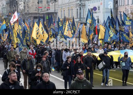 Les Ukrainiens participent à un rassemblement consacré à la Journée du défenseur de l'Ukraine et à la Journée de la création de l'Armée insurrectionnelle ukrainienne dans le centre de Kiev, en Ukraine, le 14 octobre 2021. Des milliers de participants, y compris des vétérans du conflit de guerre dans les régions orientales de l'Ukraine et des militants de différents partis nationalistes, ont défilé au centre de la capitale ukrainienne. (Photo par STR/NurPhoto) Banque D'Images