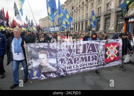 Les Ukrainiens participent à un rassemblement consacré à la Journée du défenseur de l'Ukraine et à la Journée de la création de l'Armée insurrectionnelle ukrainienne dans le centre de Kiev, en Ukraine, le 14 octobre 2021. Des milliers de participants, y compris des vétérans du conflit de guerre dans les régions orientales de l'Ukraine et des militants de différents partis nationalistes, ont défilé au centre de la capitale ukrainienne. (Photo par STR/NurPhoto) Banque D'Images